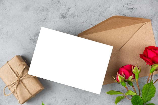 Una caja de regalo y una tarjeta con rosas