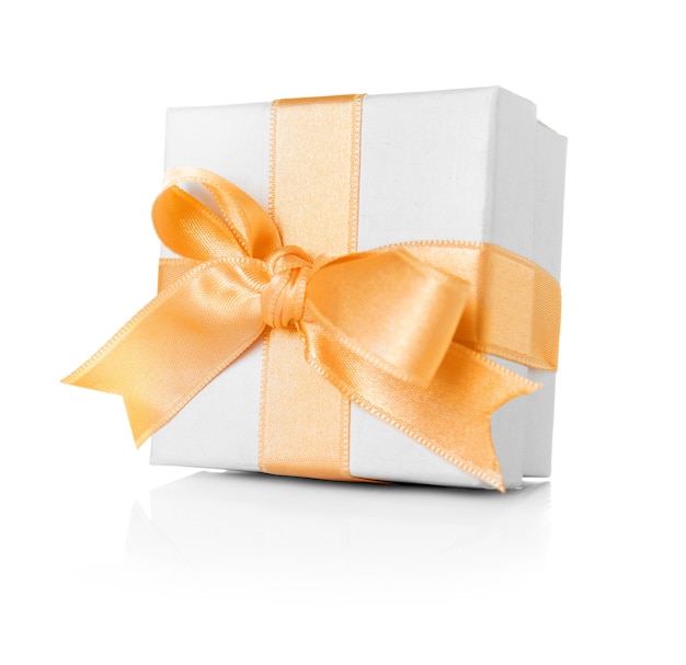 Caja de regalo tierna con cinta cremosa sobre fondo blanco.