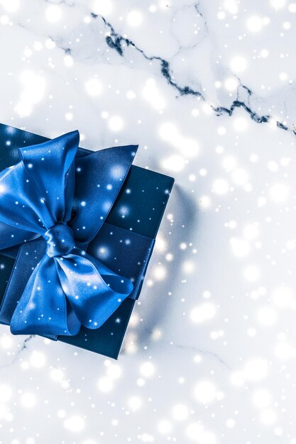 Caja de regalo de vacaciones de invierno con brillo de arco de seda azul