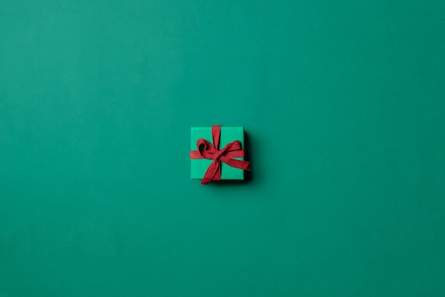 Caja de regalo de vacaciones sobre fondo de color verde Paolo Veronese. Vista superior