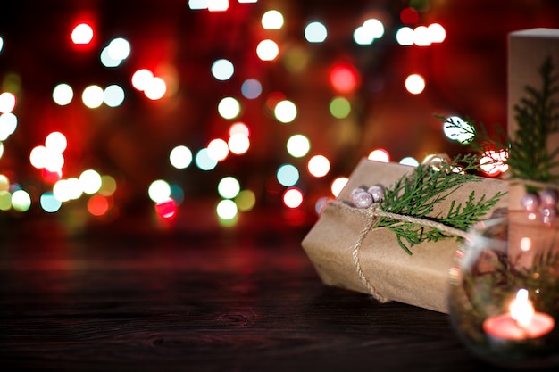 Caja de regalo y velas con adornos navideños