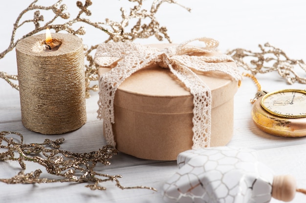 Caja de regalo, velas y juguetes de Navidad en madera rústica