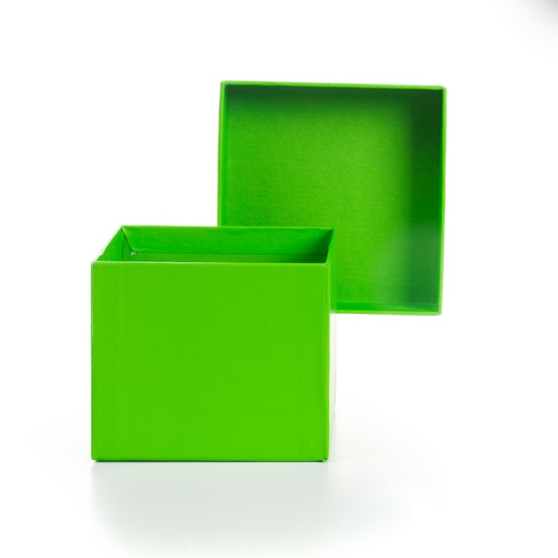Caja de regalo verde vacía abierta con tapa sobre fondo blanco