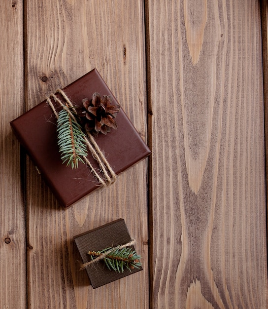 Caja de regalo vintage con lazo en mesa de madera