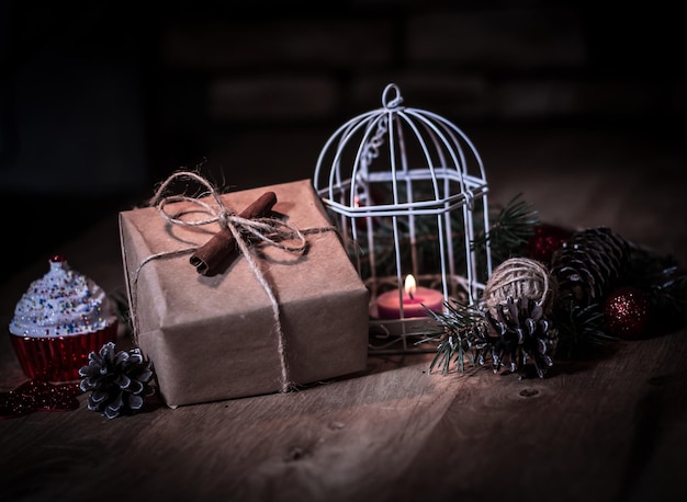 Caja de regalo vintage y vela sobre un fondo de navidad