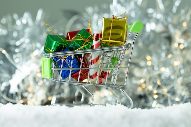 Caja de regalos en el carrito sobre fondo bokeh claro