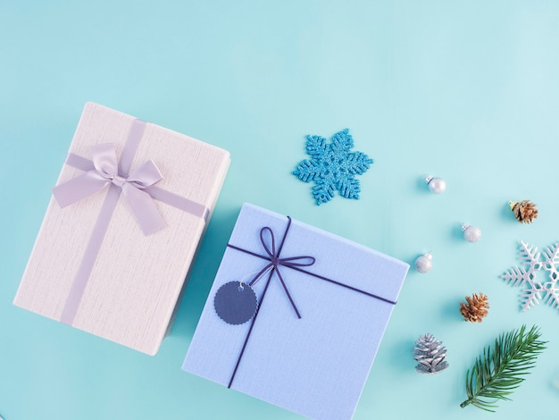 Caja de regalos y decoraciones navideñas