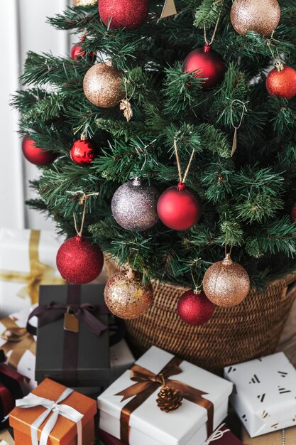 Caja de regalos de Navidad en el salón