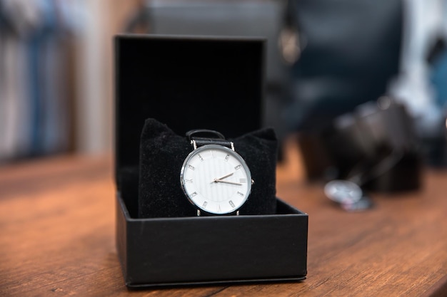 Caja con reloj elegante