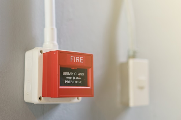 Caja roja de la alarma contra incendios en el fondo blanco.