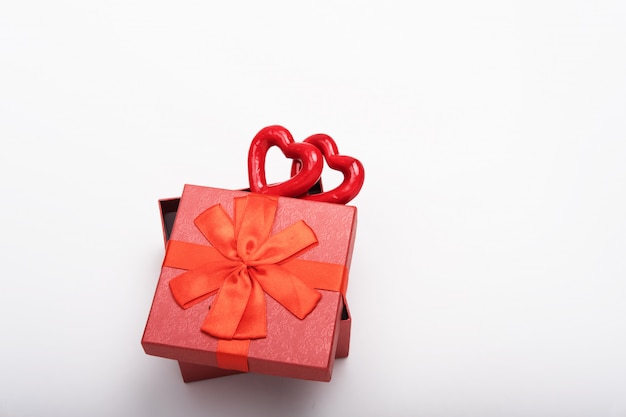 caja roja con corazones para el día de san valentín