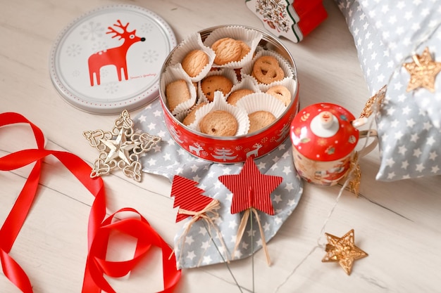 Caja roja con dulces navideños en el suelo