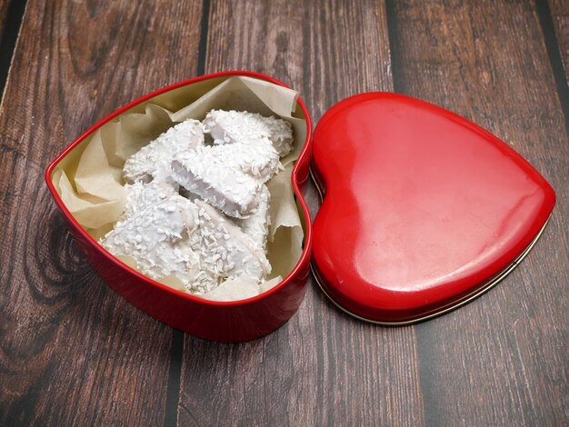 Caja roja con dulces