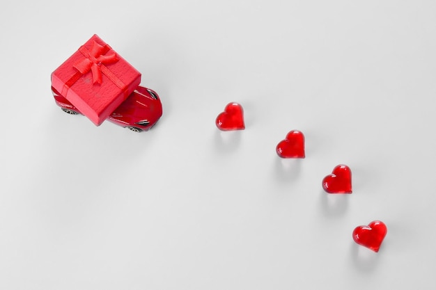 Caja roja en un pequeño coche de juguete concepto de amor por mamá y el Día de San Valentín