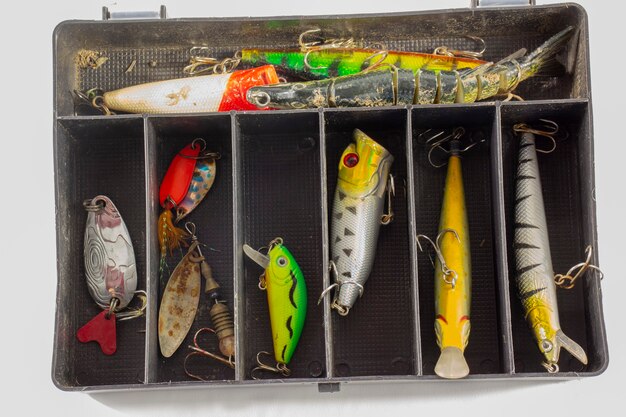 Caja con señuelos de pesca para depredadores.