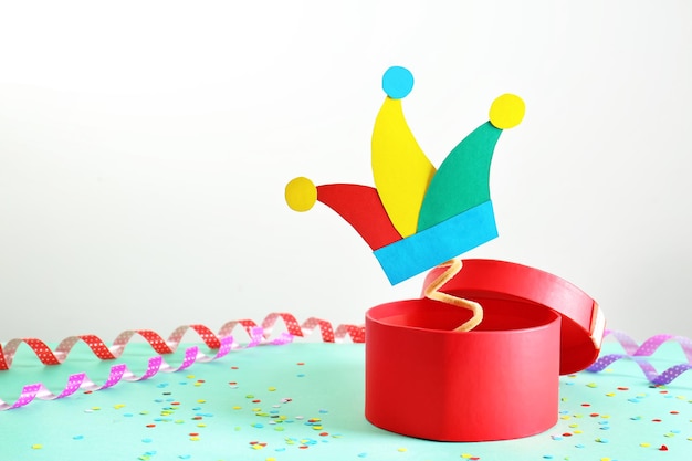 Caja con sorpresa y confeti en mesa celebración del día de los inocentes