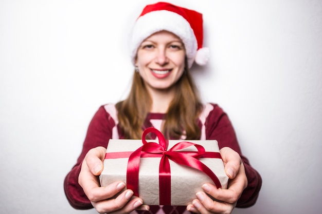 Una caja con una sorpresa para Navidad en manos de una niña.