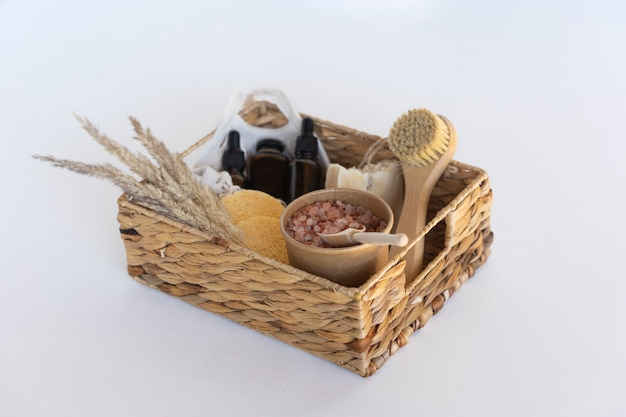 Una caja de spa de regalo con aceites esenciales, suero natural, jabón, esponjas y sal de spa rosa del Himalaya.