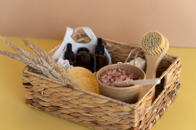 Una caja de spa de regalo con aceites esenciales, suero natural, jabón, esponjas y sal de spa rosa del Himalaya.