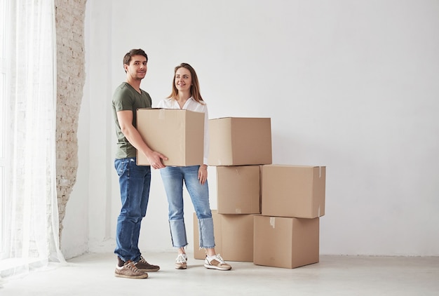 Caja de sujeción con artículos. La familia tiene mudanza a casa nueva.