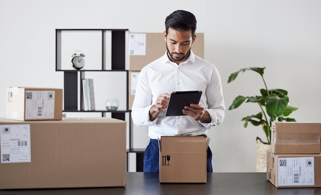 Caja de tabletas y hombre de negocios para el envío para el servicio de distribución y puesta en marcha de la entrega logística Cadena de suministro de comercio electrónico y hombre en la planificación de tecnología digital para paquetes y carga