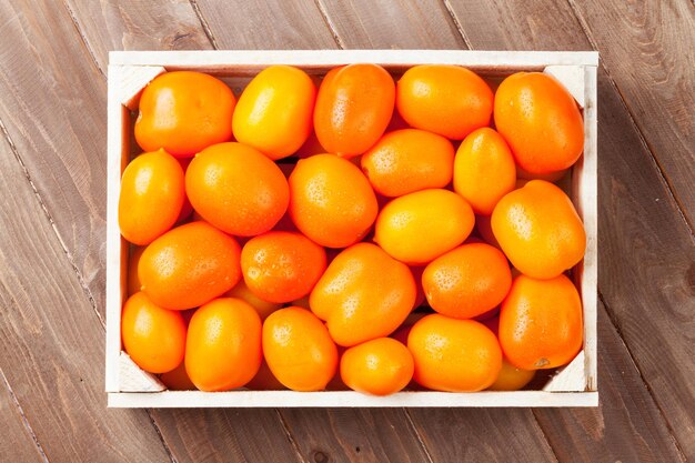 Caja de tomates naranjas