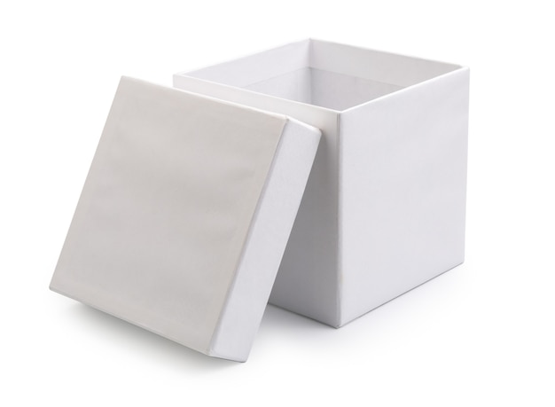 Caja vacía blanca aislada en blanco
