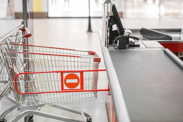 Caja vacía con borde de forma cerrada en supermercado.