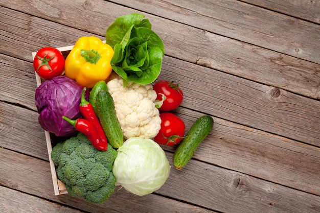 Caja de varias verduras frescas