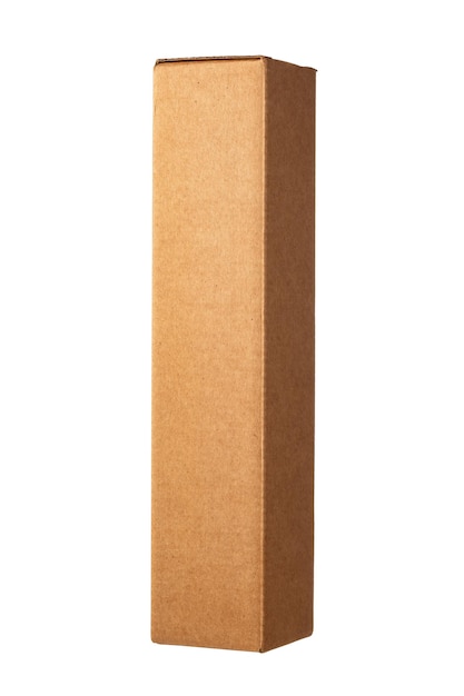 Caja vertical de papel y cartón para embalaje de botellas aislada en blanco