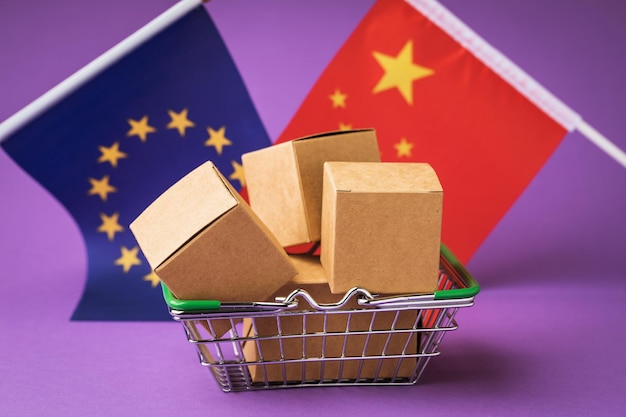 Cajas en una canasta de alimentos banderas de China y el concepto de comercio entre países de la Unión Europea