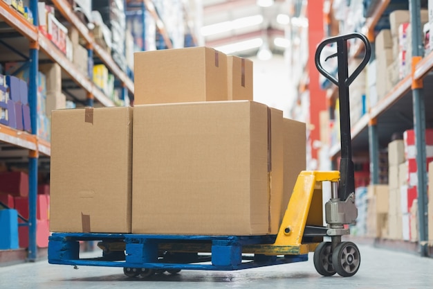 Cajas en carro en almacén