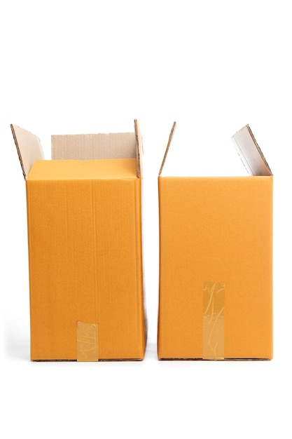 Cajas de cartón abiertas aisladas en blanco.
