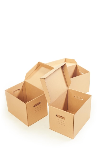 Cajas de cartón aisladas sobre fondo blanco.