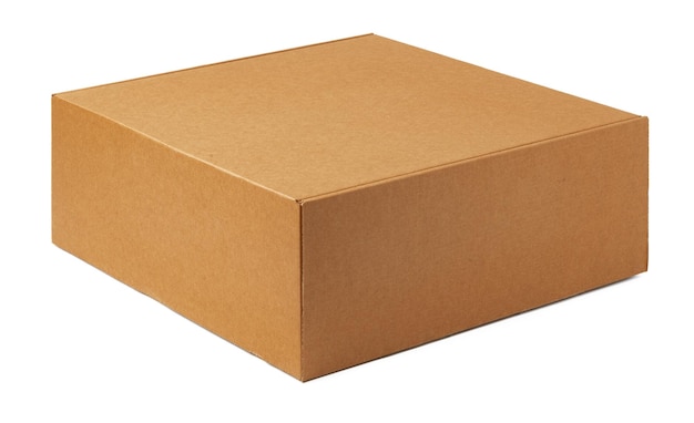 Cajas de cartón artesanales aisladas sobre un fondo blanco