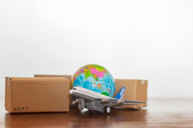 Cajas de cartón con avión y globo terrestre
