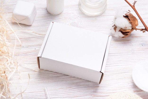 Cajas de cartón de cartón blanco sobre mesa de madera para pequeñas empresas cosméticas