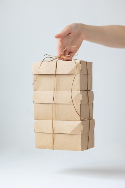 Foto cajas de cartón kraft entrega de comida o ropa formas modernas de comprar comida con entrega a domicilio