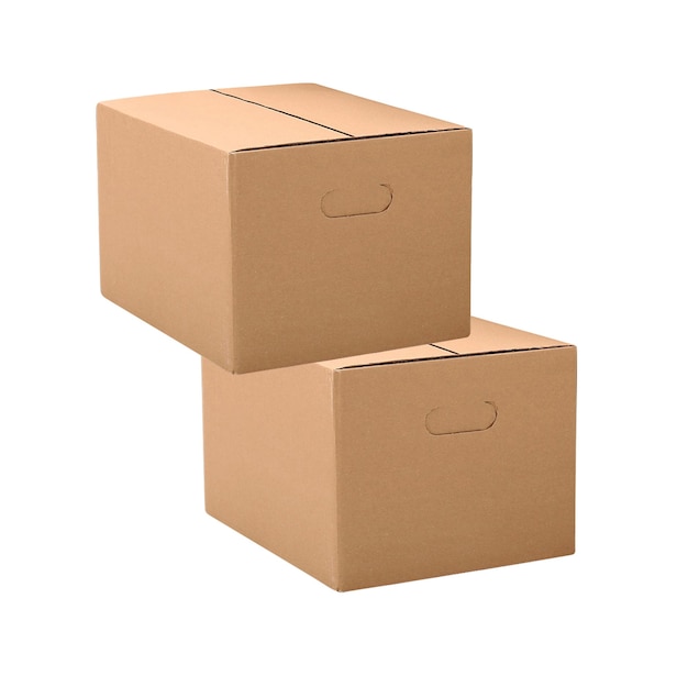 cajas de cartón marrón aisladas sobre fondo blanco