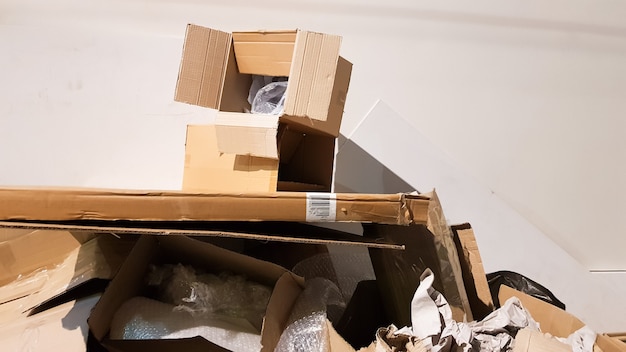 Las cajas de cartón marrón se apilan para su reciclaje. foto de papel usado, una pila de cartón para procesar. Concepto de cero residuos, reciclaje de residuos, clasificación de basura. Día de la Tierra.