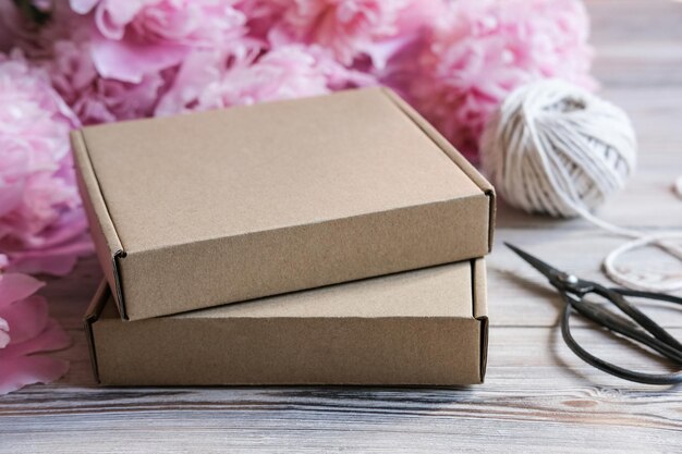 Cajas de cartón marrón y flores de peonía Caja de embalaje para la marca Cajas de regalo simuladas