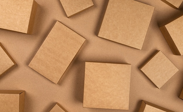 Cajas de cartón marrón sobre mesa de papel artesanal