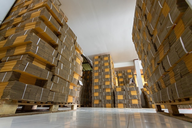 Cajas de cartón en un palet, Arreglo de apilamiento en rack de cajas de cartón en un almacén de la tienda.