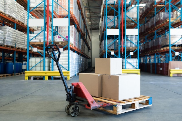 Cajas de cartón en un soporte para paletas en un almacén