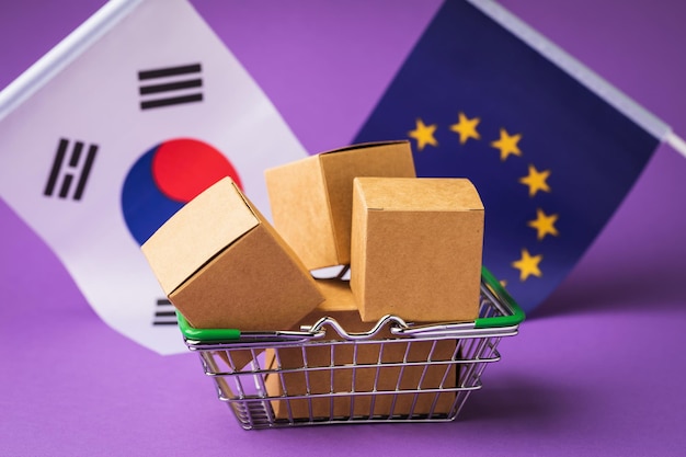 Cajas en una cesta banderas de Corea del Sur y el concepto de comercio entre países de la Unión Europea