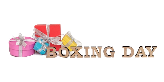 Cajas de colores de regalo lindo con palabras BOXING DAY, aislado en blanco