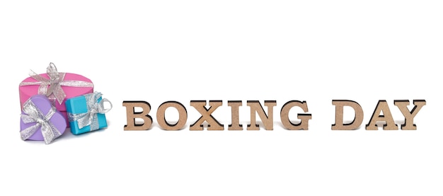 Cajas de colores de regalo lindo con palabras BOXING DAY, aislado en blanco