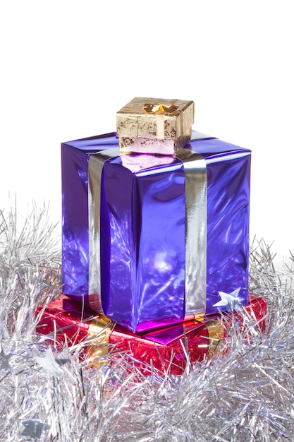 Cajas de colores con regalos de navidad.