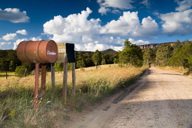 Cajas de correo en una carretera de tierra en el valle de Megalong en las montañas azules de Australia