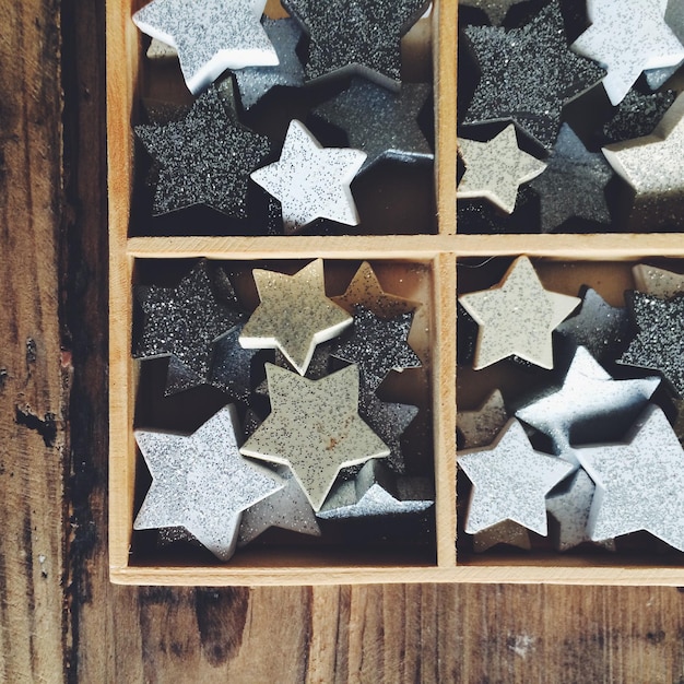 Foto cajas con decoraciones en forma de estrella